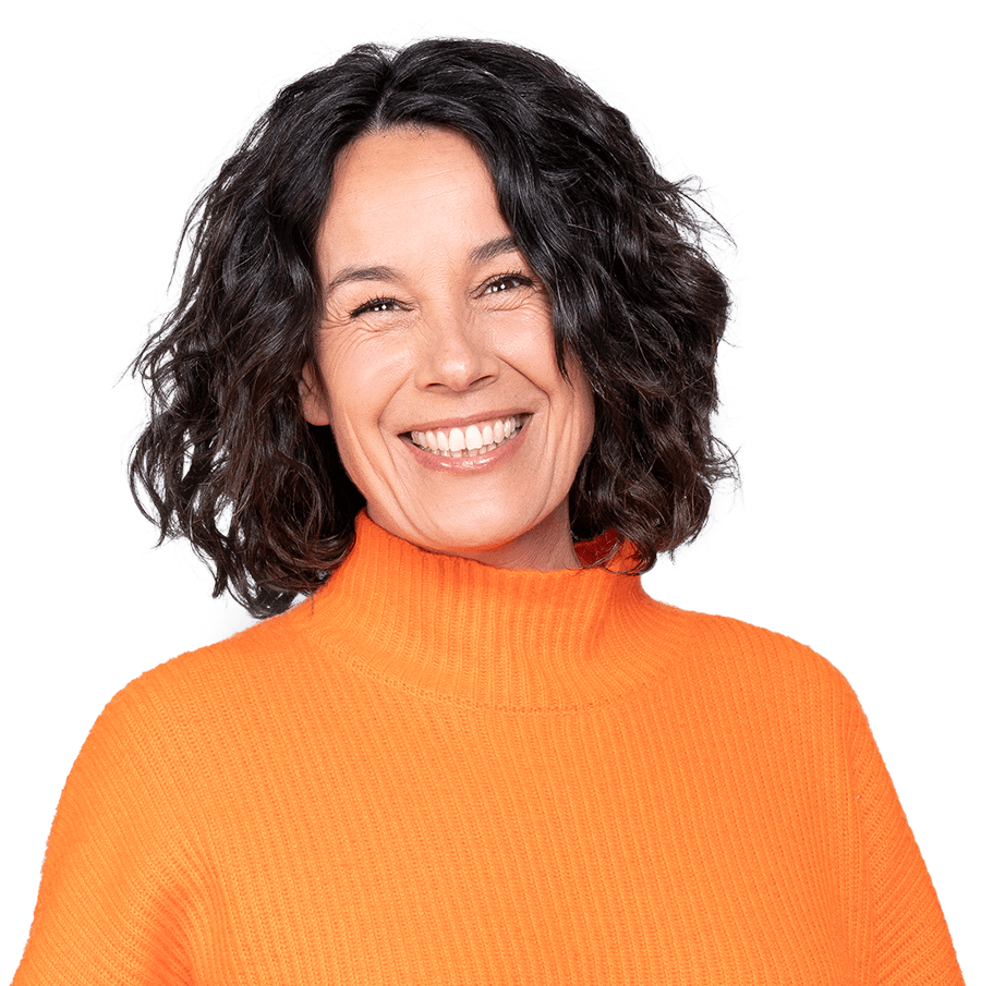 Lia Koenig, lächelnd mit orangefarbenem Pullover
